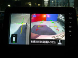 空から見下ろすような視点で、スムースな駐車と安全確認をサポートします。