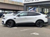 グランドクリアランスを確保しながらも、車高を感じさせない都会的なファストバックスタイル。