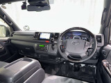 運転席まわりです。 各操作スイッチは使いやすい位置に配置されてます。