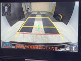 こちらのバックカメラは画面にラインが表示されておりますので、バック時のクルマの進行方向の目安になります。より高いレベルで車庫入れをサポートする、便利な機能ですね。