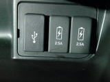 通常のUSB入力端子の他にスマホ充電に対応した2.5AのUSB端子を2箇所装備☆仲良く充電できちゃいますね☆