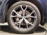 BMWの純正アロイホイールは軽量かつ強度にも優れているホイールで走行性能を引き上げる設計になっております。足元にもBMWは妥協がなくこだわっている個所になります。