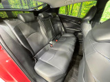 後部座席も気になるようなキズ・汚れやへたり等、大きなダメージはなく、良好な状態です。