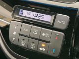 【オートエアコン】一度お好みの温度に設定すれば、車内の温度を検知し風量や温度を自動で調整。暑い&hellip;寒い&hellip;と何度もスイッチ操作をする必要はありません。快適な車内空間には必須の機能ですね♪