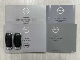 キーをバックやポケットに入れたまま、ドアリクエストキーを押すだけ開閉する、便利なインテリジェントキーが2個付いております。