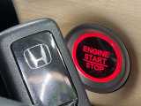 【Hondaスマートキー】カバンやポケットに入れたままでもドアの施錠・解錠が可能なスマートキーを装備。エンジンのオン・オフ時もカギを取り出す必要が無いからとっても便利です♪
