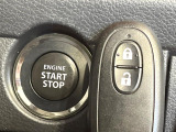 【キーレススタートシステム】カバンやポケットに入れたままでもドアの施錠・解錠が可能なスマートキーを装備。エンジンのオン・オフ時もカギを取り出す必要が無いからとっても便利です♪