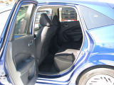 後席もきれいにクリーニングされています。足元のスペースもこれだけ広ければ一緒に乗っている人もゆったりお乗りいただけそうです。
