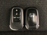 スマートキーを装備しています。鍵を差し込むことなくドアロックの開け閉めと、スタートボタン操作でのエンジンスタートができます。ボタン操作でトランクが開けられる電動テールゲートのボタンもついています。