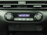 オートエアコンを装備しておりますので、四季を通じて車内を快適な温度に保つことが出来ます!高級感が有りますね!