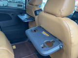 後席には、運転席側と助手席側の両方に、折り畳み式のテーブルがございます!