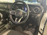Jeepのタフさが伝わってくる太めのステアリングになっております。