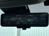 【デジタルインナーミラー】車両後方カメラの映像をミラーに映すことが出来ます。 そのため、後席に人や荷物があって後方が見えづらい場合でもしっかり視界を確保することが出来ます。