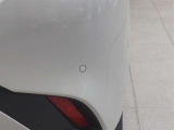 コーナーセンサーを車の前後に装備。障害物までの距離に応じて警告音を変えてお知らせ。縦列駐車時や駐車場・車庫などでの取り回しをサポートします。詳細は販売店スタッフまでおたずねください。