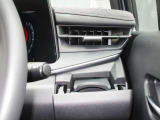 ペットボトルが置ける運転席ドリンクホルダー。エアコンの風で飲み物が適温に保たれます。
