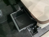 助手席のシート下には便利な収納スペースがあります。