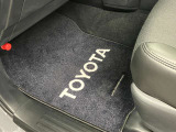 TOYOTAのロゴ入りフロアマットを敷いております。