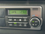 ★エアコンパネル★温度設定で操作ができるオートエアコンが装備されています!
