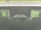 【ホンダセンシング】走行中に前方の車両等を認識し、衝突しそうな時は警報とブレーキで衝突回避と被害軽減をアシスト。より安全にドライブをお楽しみいただけます。