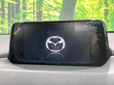 【マツダコネクトナビ】車内の雰囲気にマッチした一体型タイプのナビ。各種車輌設定やBluetooth再生等、様々な機能が楽しめます。直感的なダイヤル操作が可能で、使い勝手も良好です。