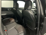 【リアシート】屋根までの高さがある車のため、大人の方でも圧迫感が少なく乗車出来ます。足元は広く取られているため、ゆったりとお乗り頂けます。