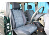運転席はお車の中でも滞在時間が長くなる場所です。オーナー様のこだわりが詰まった特等席のサポートをさせて頂ければと思います。