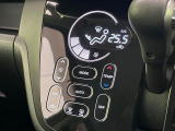 【オートエアコン】一度お好みの温度に設定すれば、車内の温度を検知し風量や温度を自動で調整。暑い&hellip;寒い&hellip;と何度もスイッチ操作をする必要はありません。快適な車内空間には必須の機能ですね♪