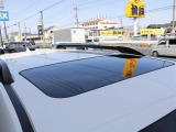 サンルーフからの太陽光により車内が明るくなることで解放感を感じることが出来ます!