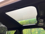 【ガラスルーフ】ガラスルーフ搭載で車内の解放感が一気にアップ!開放的なドライブをお楽しみいただけます。