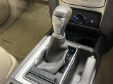 【フロアシフト】直感的な操作性や手に取りやすいレバー位置が特徴です。MTモードはエンジンブレーキやパワフルな加速を要する際など様々なケースで活躍。