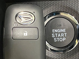 【キーフリーシステム】カバンやポケットに入れたままでもドアの施錠・解錠が可能なスマートキーを装備。エンジンのオン・オフ時もカギを取り出す必要が無いからとっても便利です♪