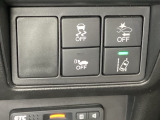 Hondaセンシング用の、VSA(ABS+TCS+横滑り抑制)解除と路外逸脱抑制機能のオンオフスイッチなどはハンドルの右側に装備しています。