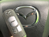 【アドバンストキー】カバンやポケットに入れたままでもドアの施錠・解錠が可能なスマートキーを装備。エンジンのオン・オフ時もカギを取り出す必要が無いからとっても便利です♪