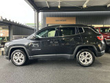 【ホイールアーチ】台形ホイールアーチはJeep伝統のデザインです。採用している理由は諸説ありますが、オフロードを走行する際にタイヤとボディが干渉しあわないよう配慮した作りにするためとなります。