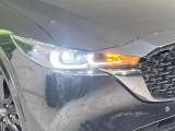 【LEDヘッドライト】悪天候や夜間走行時も良好な視界を確保し安心して運転できる高輝度LEDヘッドライトを装備!点灯速度が早く、消費電力も抑えられています。
