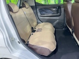 後部座席も気になるようなキズ・汚れやへたり等、大きなダメージはなく、良好な状態です。