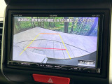 【バックカメラ】駐車時に後方がリアルタイム映像で確認できます。大型商業施設や立体駐車場での駐車時や、夜間のバック時に大活躍!運転スキルに関わらず、今や必須となった装備のひとつです!