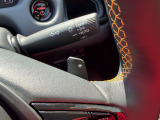 運転席の手元でシフトアップシフトダウンの操作が可能なパドルシフトを装備しています♪