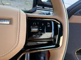 ステアリング右側のスイッチでは全車速追従機能付きのクルーズコントロールやステアリングヒーターをご利用いただけます。