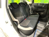 後部座席も気になるようなキズ・汚れやへたり等、大きなダメージはなく、良好な状態です。