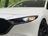 【LEDヘッドライト】悪天候や夜間走行時も良好な視界を確保し安心して運転できる高輝度LEDヘッドライトを装備!点灯速度が早く、消費電力も抑えられています。