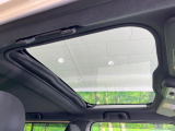 【ガラスルーフ】ガラスルーフ搭載で車内の解放感が一気にアップ!開放的なドライブをお楽しみいただけます。