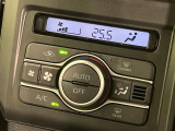 【オートエアコン】一度お好みの温度に設定すれば、車内の温度を検知し風量や温度を自動で調整。暑い&hellip;寒い&hellip;と何度もスイッチ操作をする必要はありません。快適な車内空間には必須の機能ですね♪