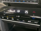 【オートエアコン】一度お好みの温度に設定すれば、車内の温度を検知し風量や温度を自動で調整。暑い&hellip;寒い&hellip;と何度もスイッチ操作をする必要はありません。快適な車内空間には必須の機能ですね♪