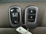 ☆スマートキー☆ドアの開錠・施錠はもちろんですが、エンジンをかけるときも鍵を取り出さなくて大丈夫ですよ♪両手に荷物をお持ちの時でも、大変便利で使い易い装備です☆