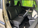 運転席まわりには十分なスペースがあり、大柄な方でもゆったり運転していただける環境です。