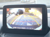 【バックカメラ】駐車時に後方がリアルタイム映像で確認できます。大型商業施設や立体駐車場での駐車時や、夜間のバック時に大活躍!運転スキルに関わらず、今や必須となった装備のひとつです!