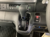 シフトはインパネシフト、パーキングブレーキは電子制御となっています。