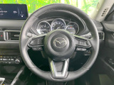 インテリアに合わせたデザインのステアリングは、運転される方のことも考え、運転しやすい形状、大きさです。是非一度、実際に触ってお確かめください。