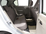 後部座席の足元スペースもしっかりありますね。